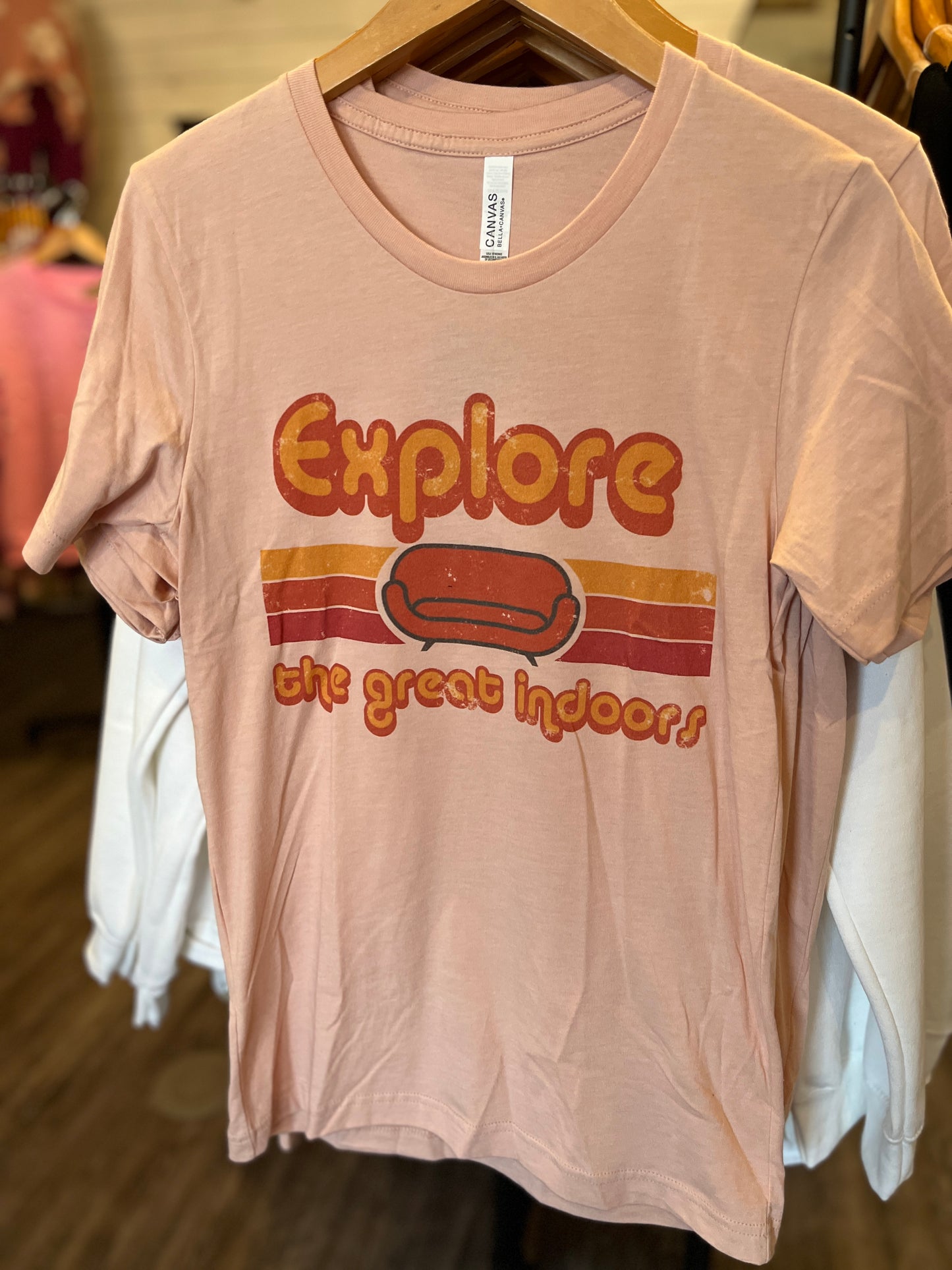Trendy T-Shirt Explore the Great Indoors - Peach