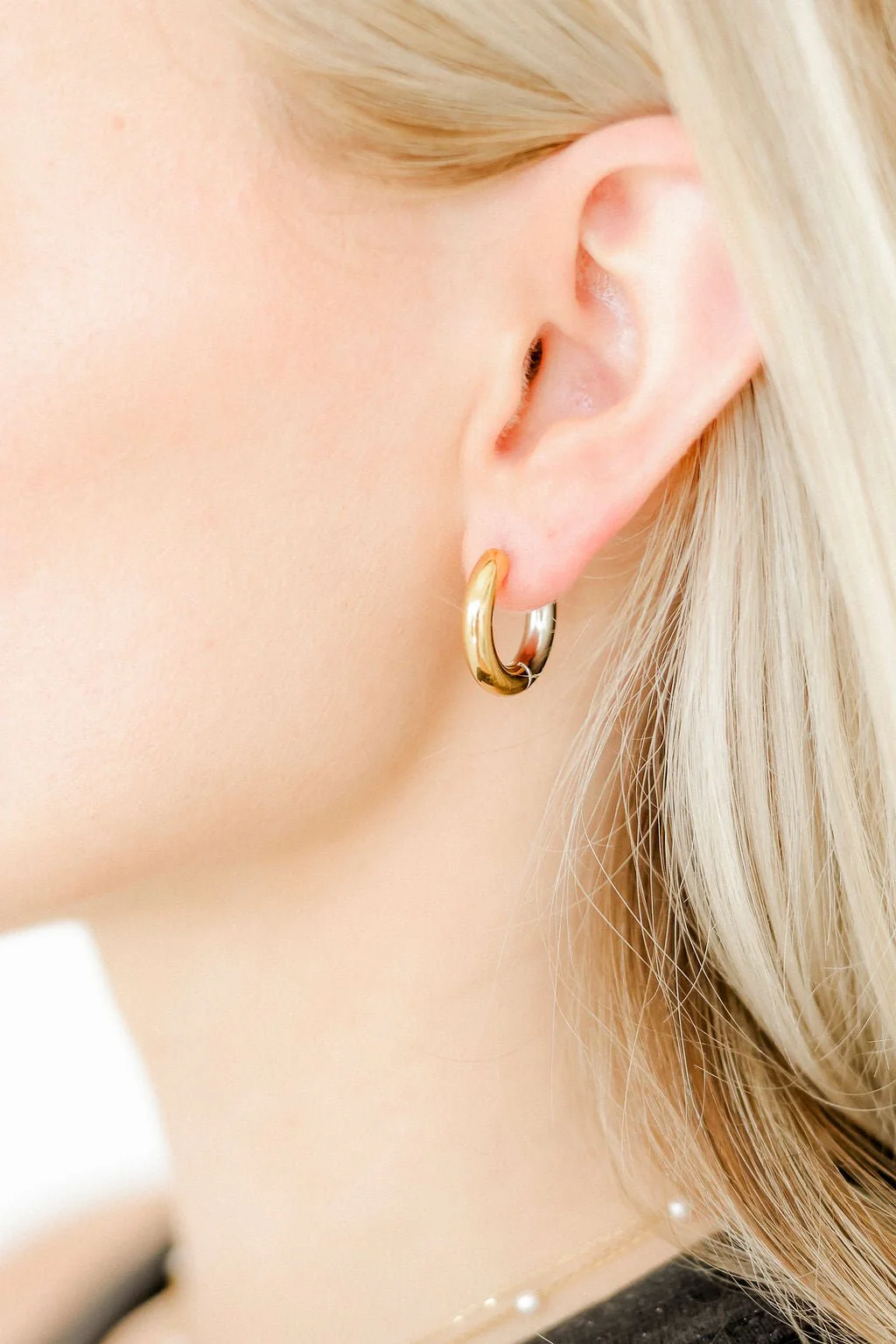 LINNY CO Huggie Earrings - Scarlett Hoop Two-Tone 12mm