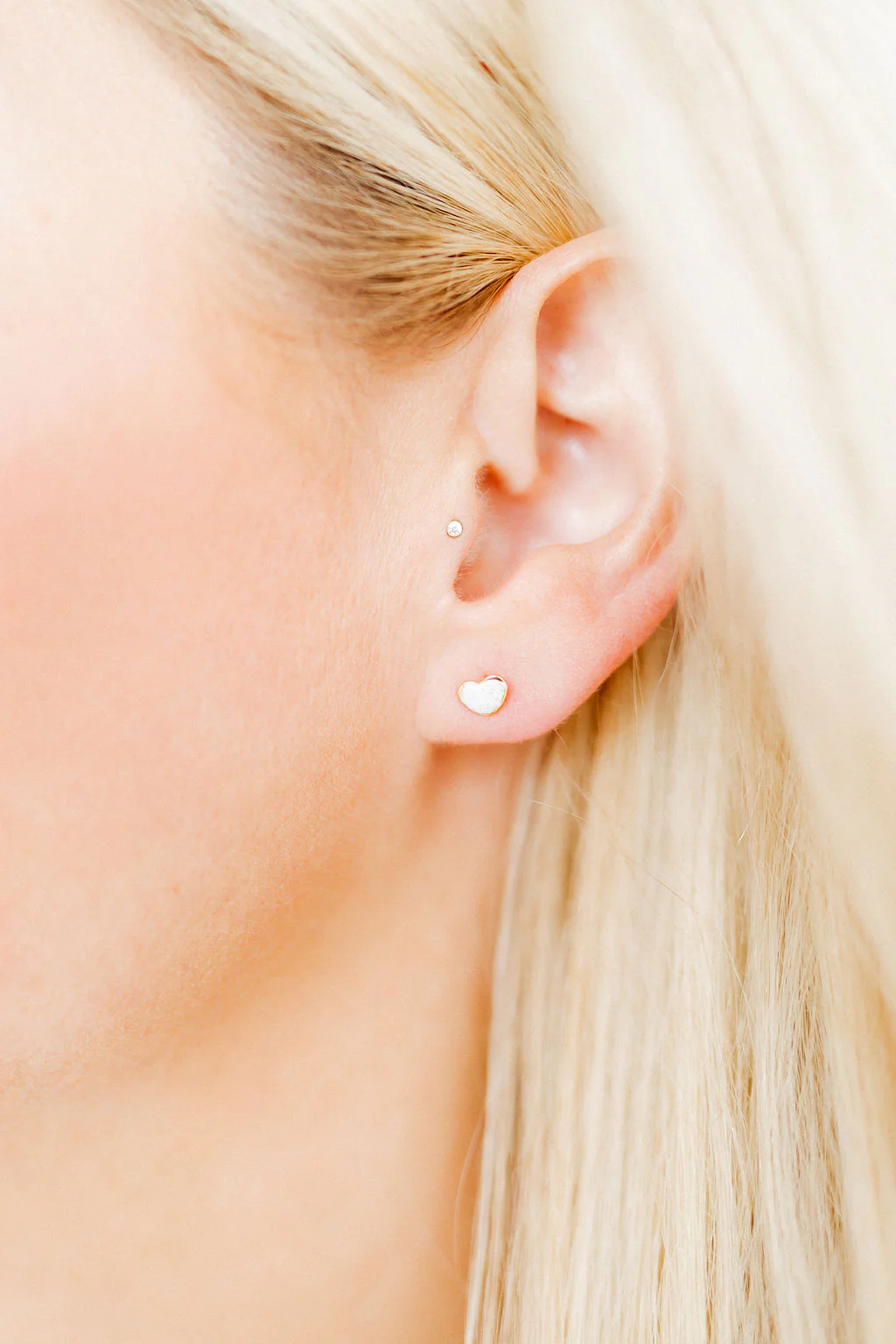 LINNY CO Screwback Stud Earrings - Nora Heart White